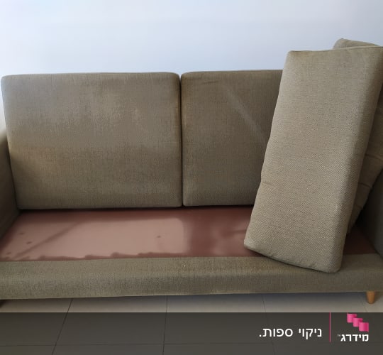 ספה עם כריות מוסרות, כתמים על המושב